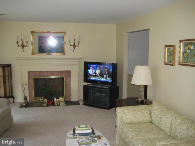6023 Sumner Road Alexandria, VA 22310 - Photo 15 of 23 Living Room