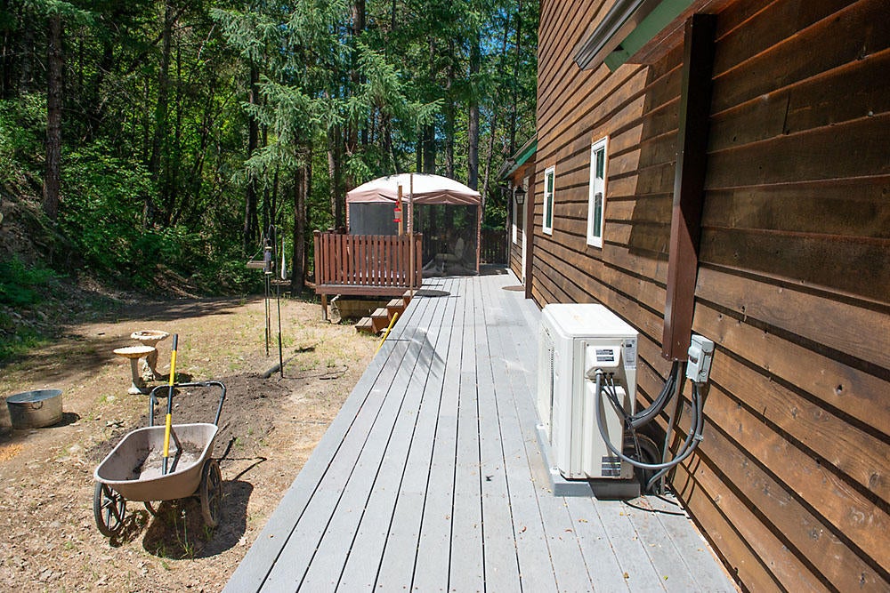 3033 Granite Hill Road Grants Pass, OR 97526 - Photo 23 of 31 Back Deck