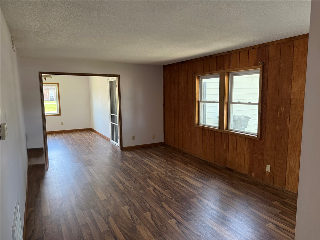 513 Indiana Avenue Effingham, IL 62401 - Photo 9 of 22 Living Room