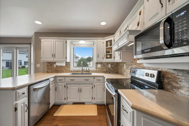 $449,900 | 737 Desplaine Road, De Pere, WI 54115