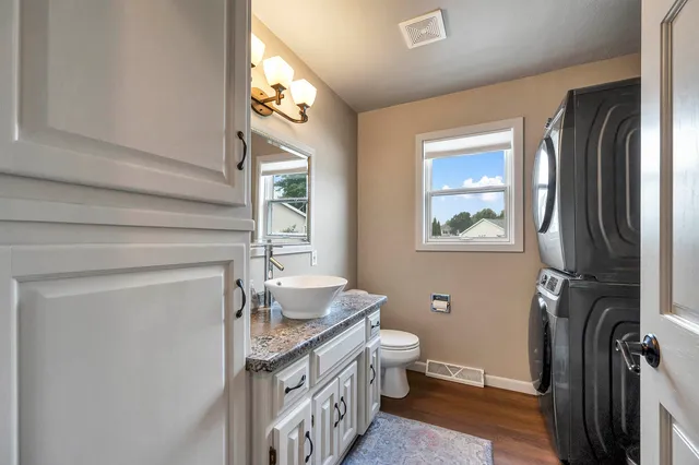 $449,900 | 737 Desplaine Road, De Pere, WI 54115