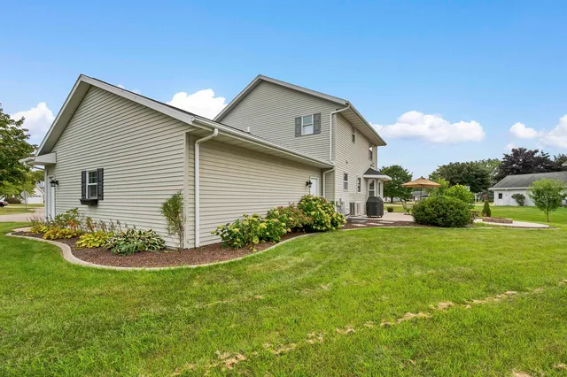 $449,900 | 737 Desplaine Road, De Pere, WI 54115
