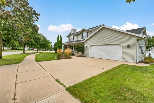 $449,900 | 737 Desplaine Road, De Pere, WI 54115