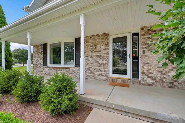 $449,900 | 737 Desplaine Road, De Pere, WI 54115