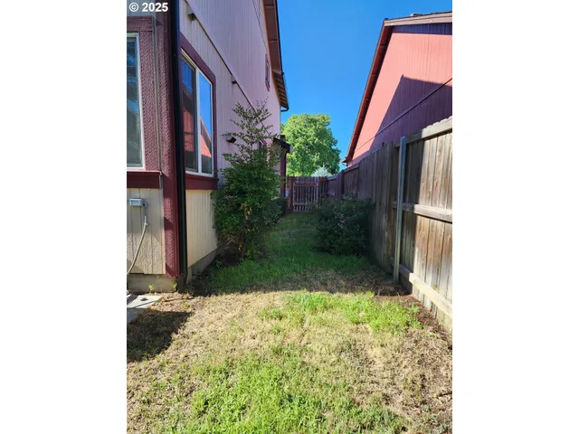 a view of a backyard