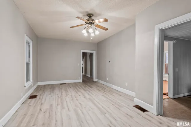 $139,900 | 213 West Conrey Street, Williamsville, IL 62693