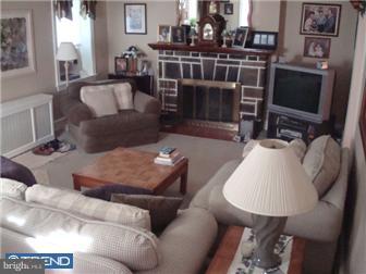 105 Crestview Road Upper Darby, PA 19082 - Photo 2 of 12 Living Room