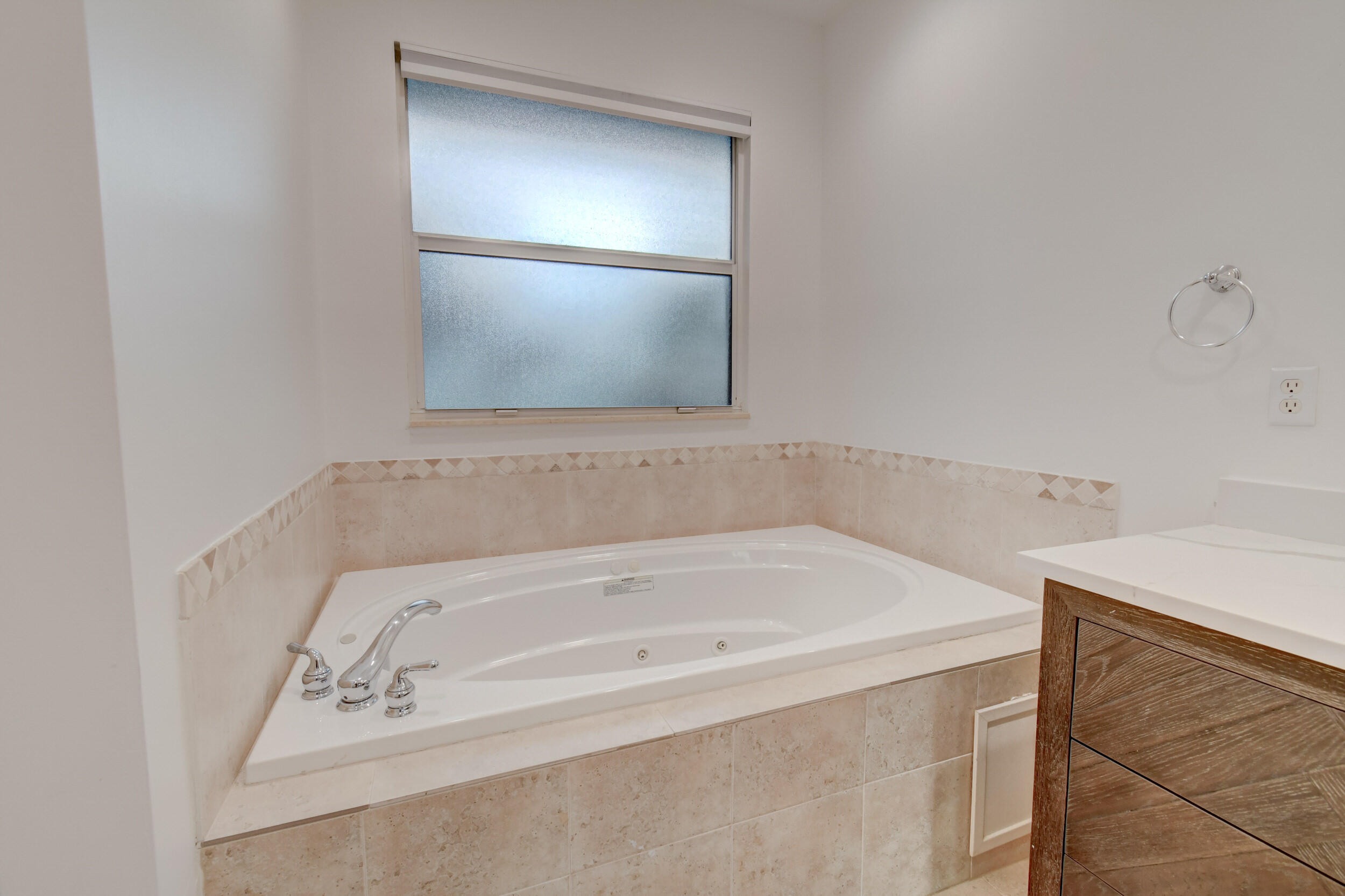 21 Oceanview Drive, Unit C Ocean Ridge, FL 33435 - Photo 16 of 17 a bathroom with a bathtub