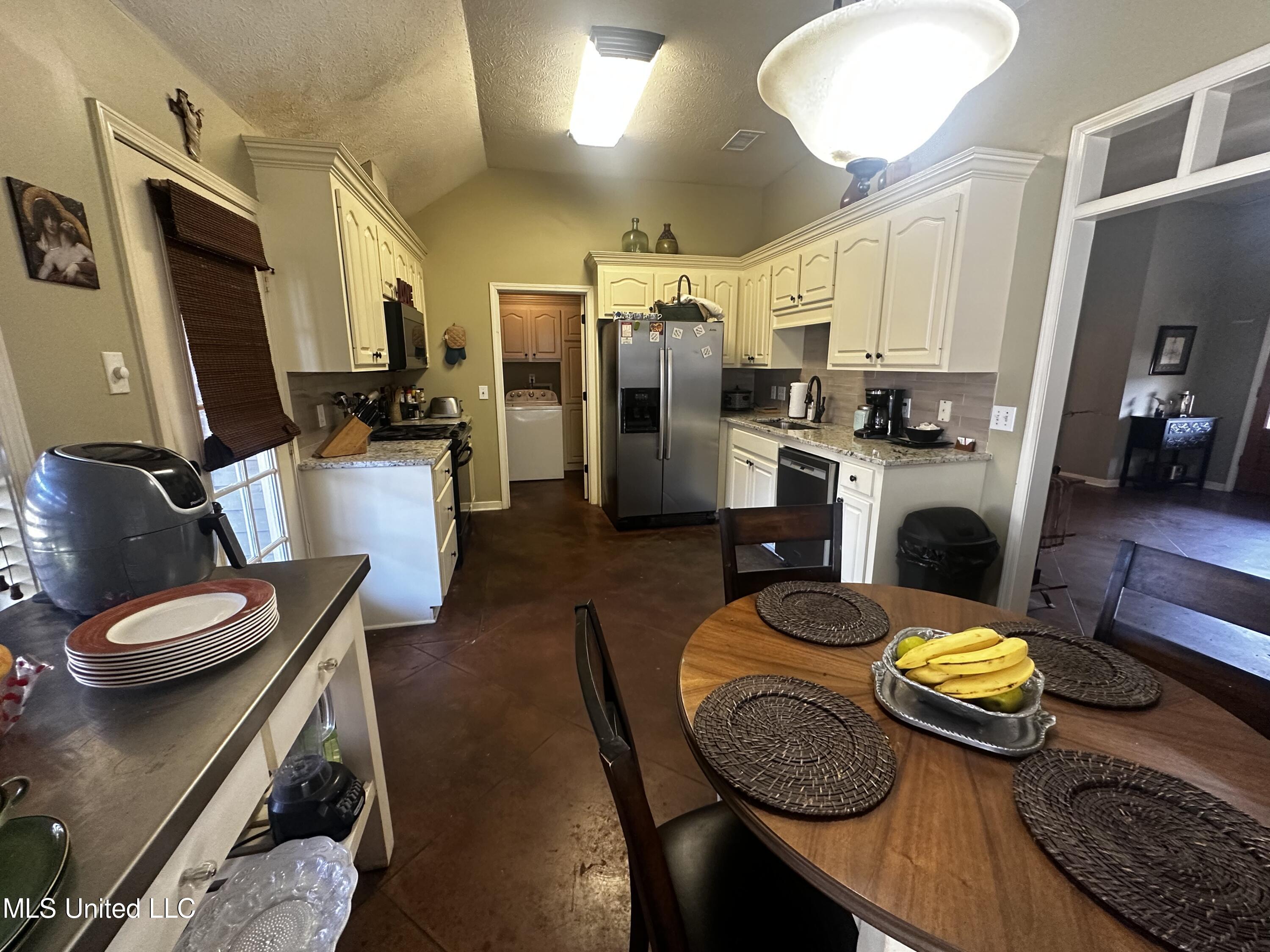 415 Springhill Point Brandon, MS 39047 - Photo 8 of 26 B10A538D-BF06-4B37-8658-6D325687C076