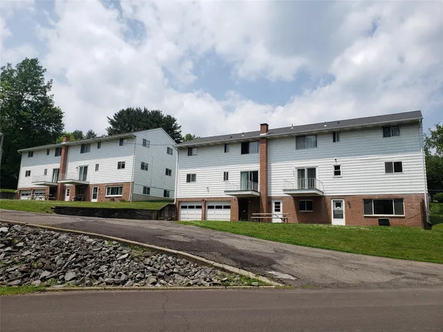$1,200 | 17 Coventry Road, Unit 4, Endicott, NY 13760