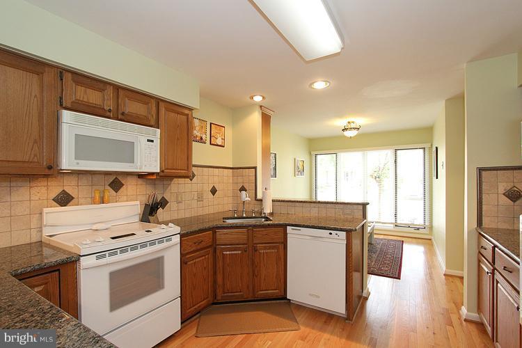 1577 Brass Lantern Way Reston, VA 20194 - Photo 23 of 26 Kitchen