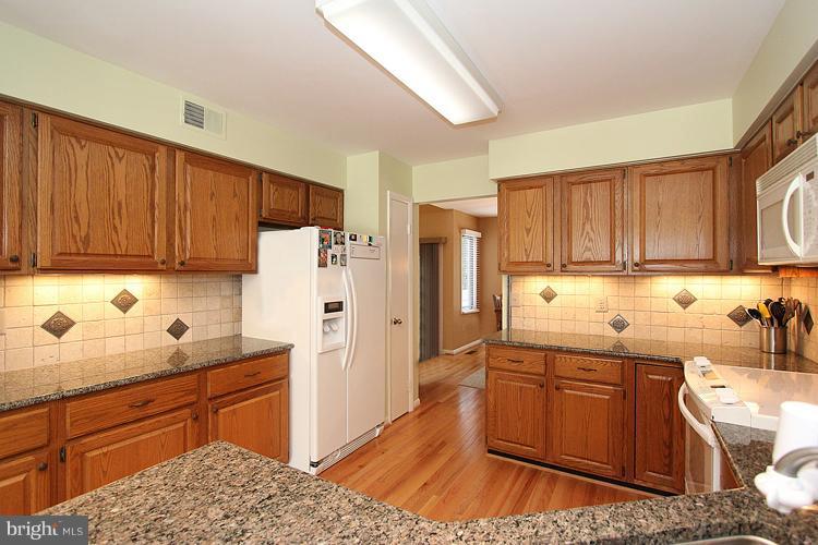 1577 Brass Lantern Way Reston, VA 20194 - Photo 6 of 26 Kitchen
