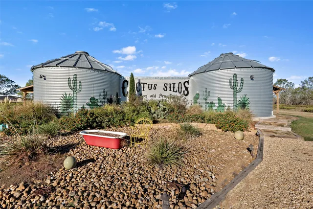 a view of a small house with yard