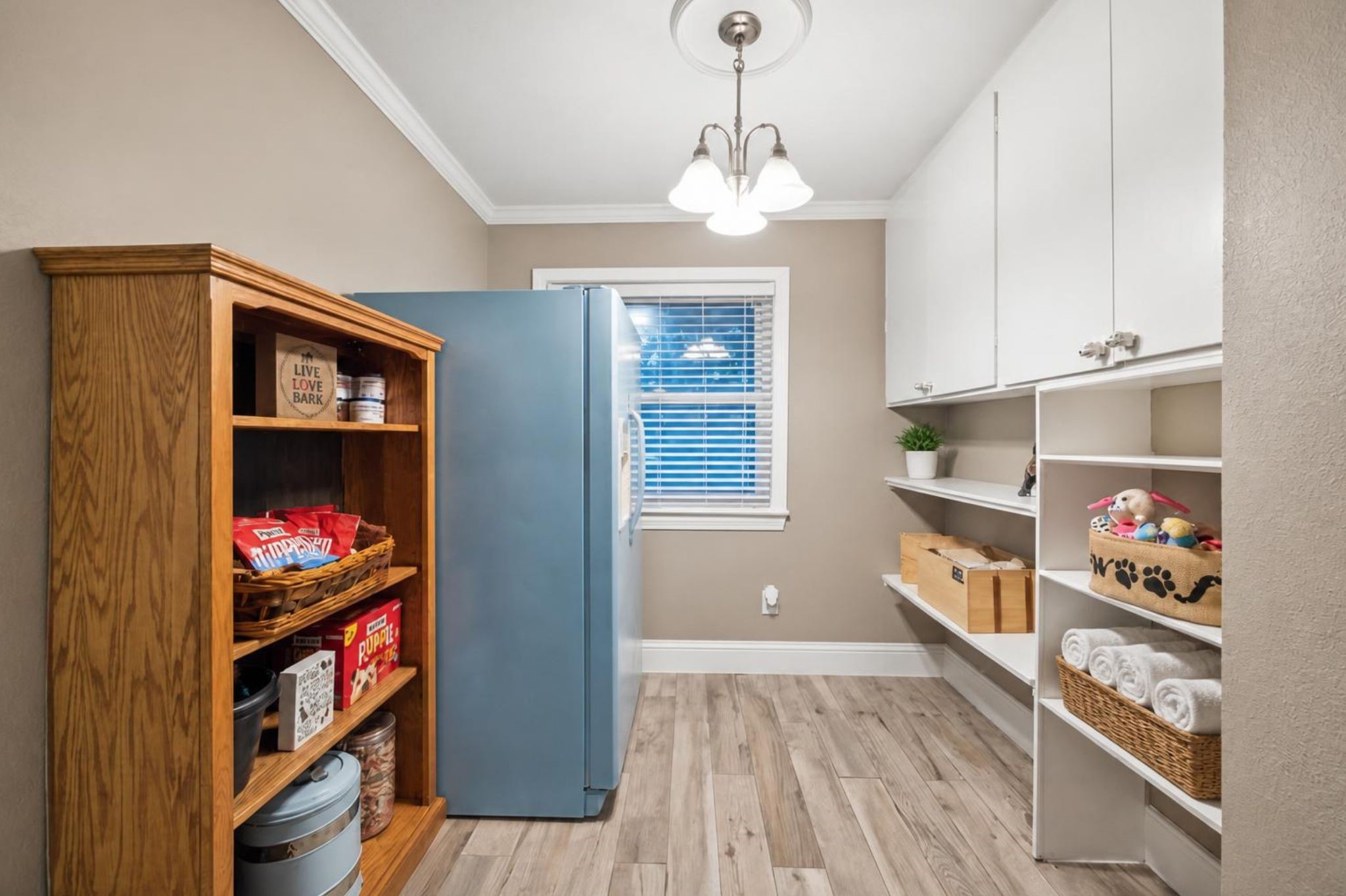 5 Tree Frog Drive Houston, TX 77074 - Photo 17 of 25 a view of a room with shelves