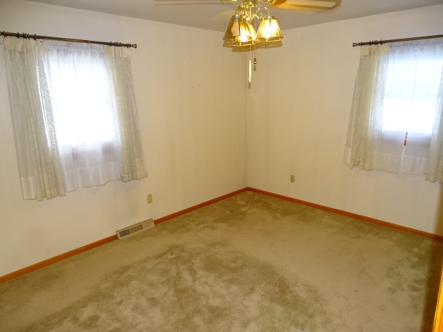 1834 West Middlebury Road Freeport, IL 61032 - Photo 11 of 21 Gallery Image 11