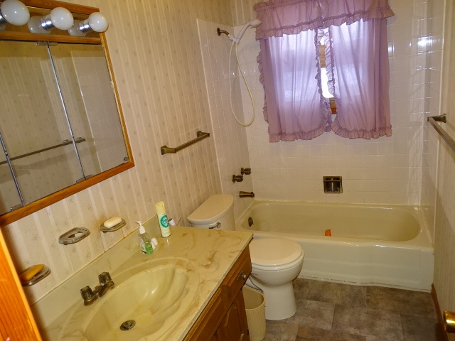 1834 West Middlebury Road Freeport, IL 61032 - Photo 8 of 21 Gallery Image 8
