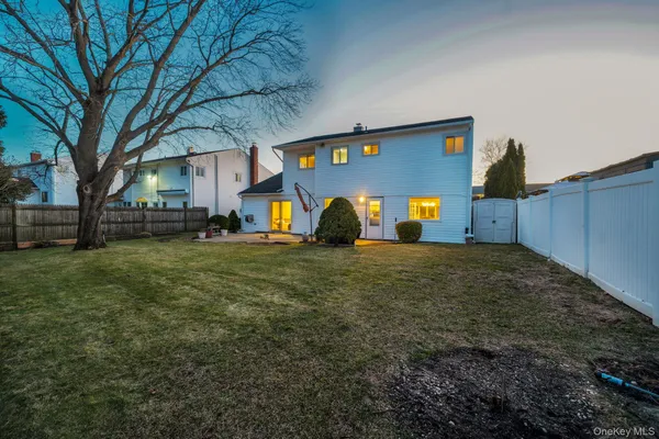 a view of a yard with a house