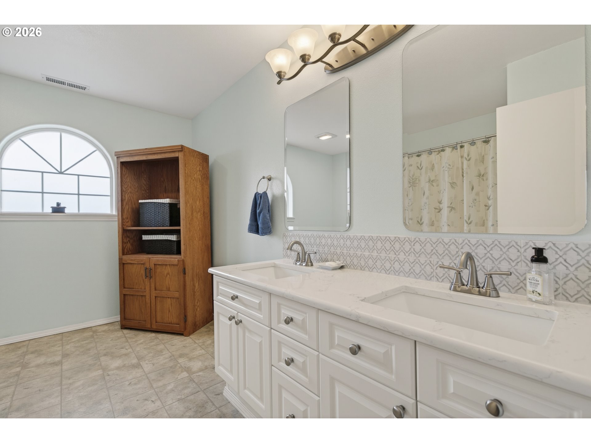 163 Southwest Sandlewood Loop Gresham, OR 97030 - Photo 20 of 47 a bathroom with a sink and a mirror