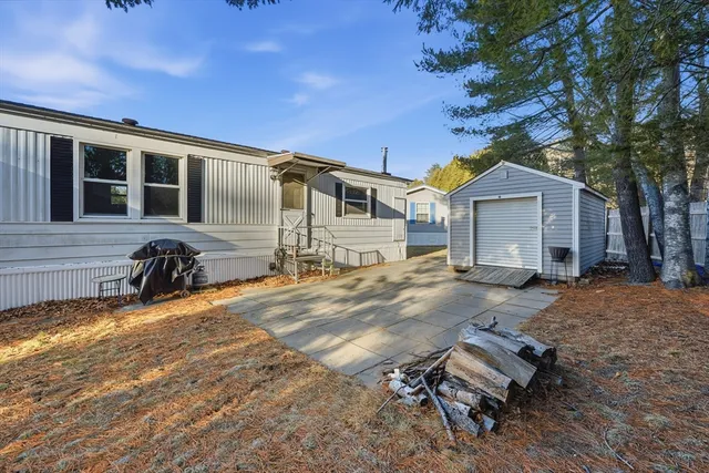 a view of a house with backyard