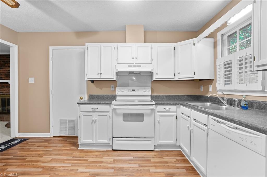 1405 Pepper Hill Road Greensboro, NC 27407 - Photo 19 of 50 Large kitchen
