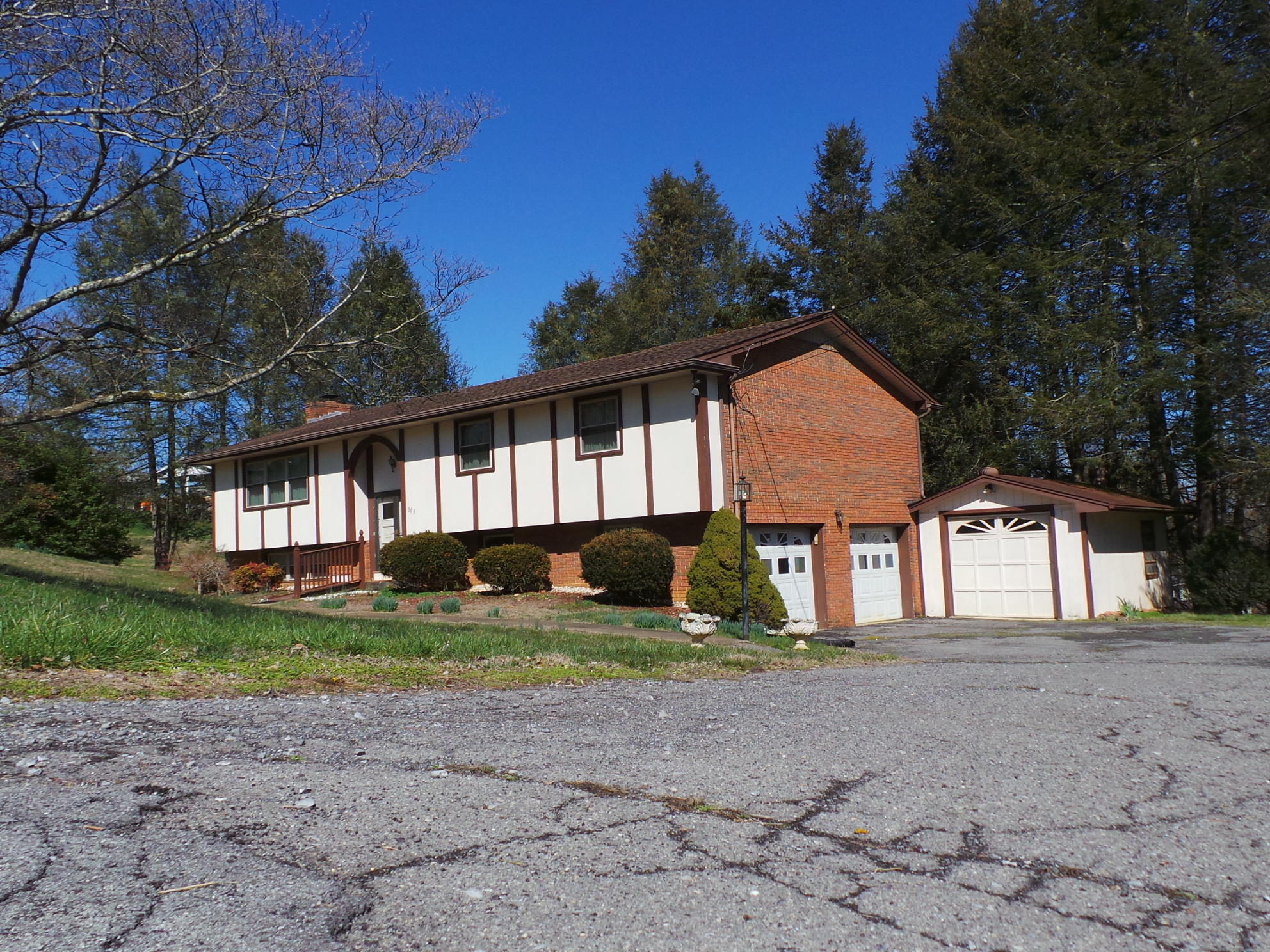303 Hidden Valley Road Kingsport, TN 37663 - Photo 5 of 100 20200221_134259