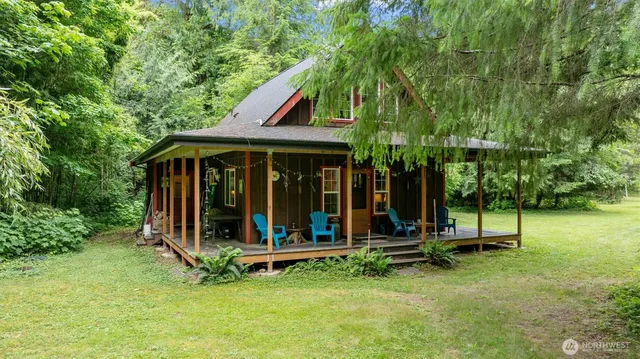 a view of a backyard with a table and chairs