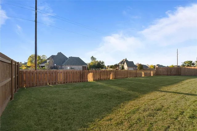 a view of a back yard