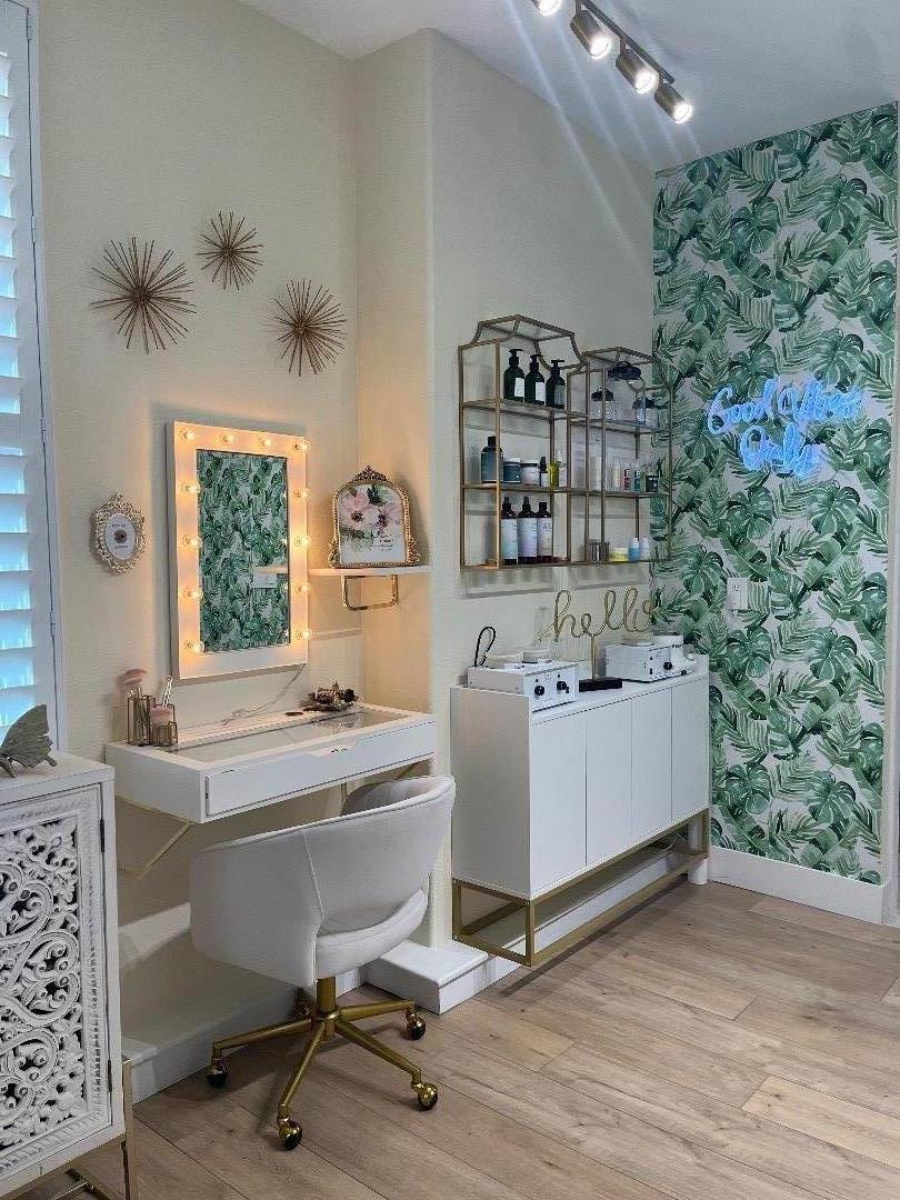 1705 Piazza Drive Salinas, CA 93905 - Photo 20 of 29 a room with a table and chairs