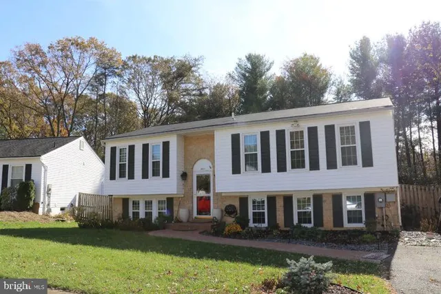 a view of a yard in front of house