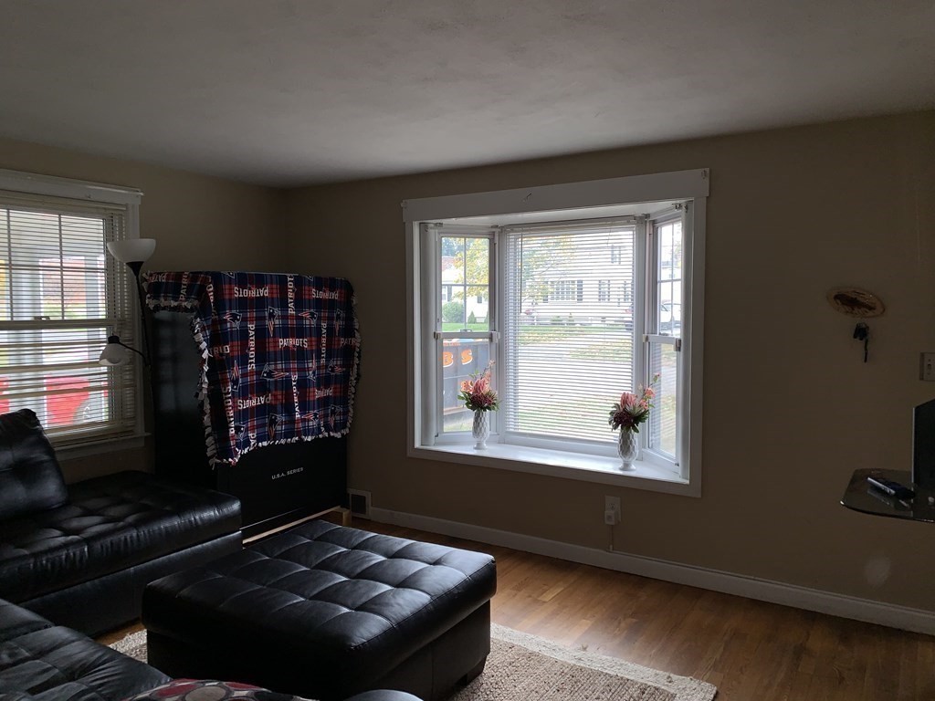 154 Mayflower Road Springfield, MA 01118 - Photo 6 of 15 a living room with rug