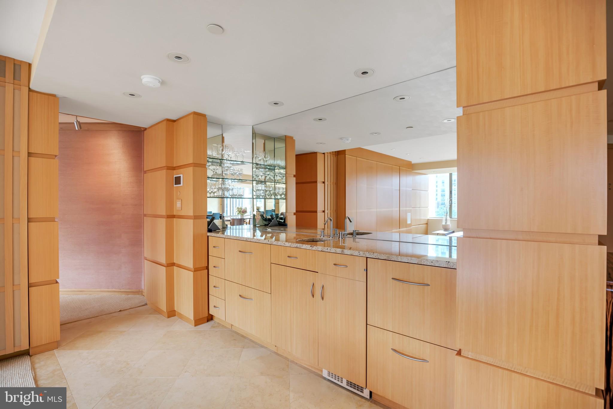 202 West Rittenhouse Square, Unit 1006 Philadelphia, PA 19103 - Photo 11 of 26 wet bar
