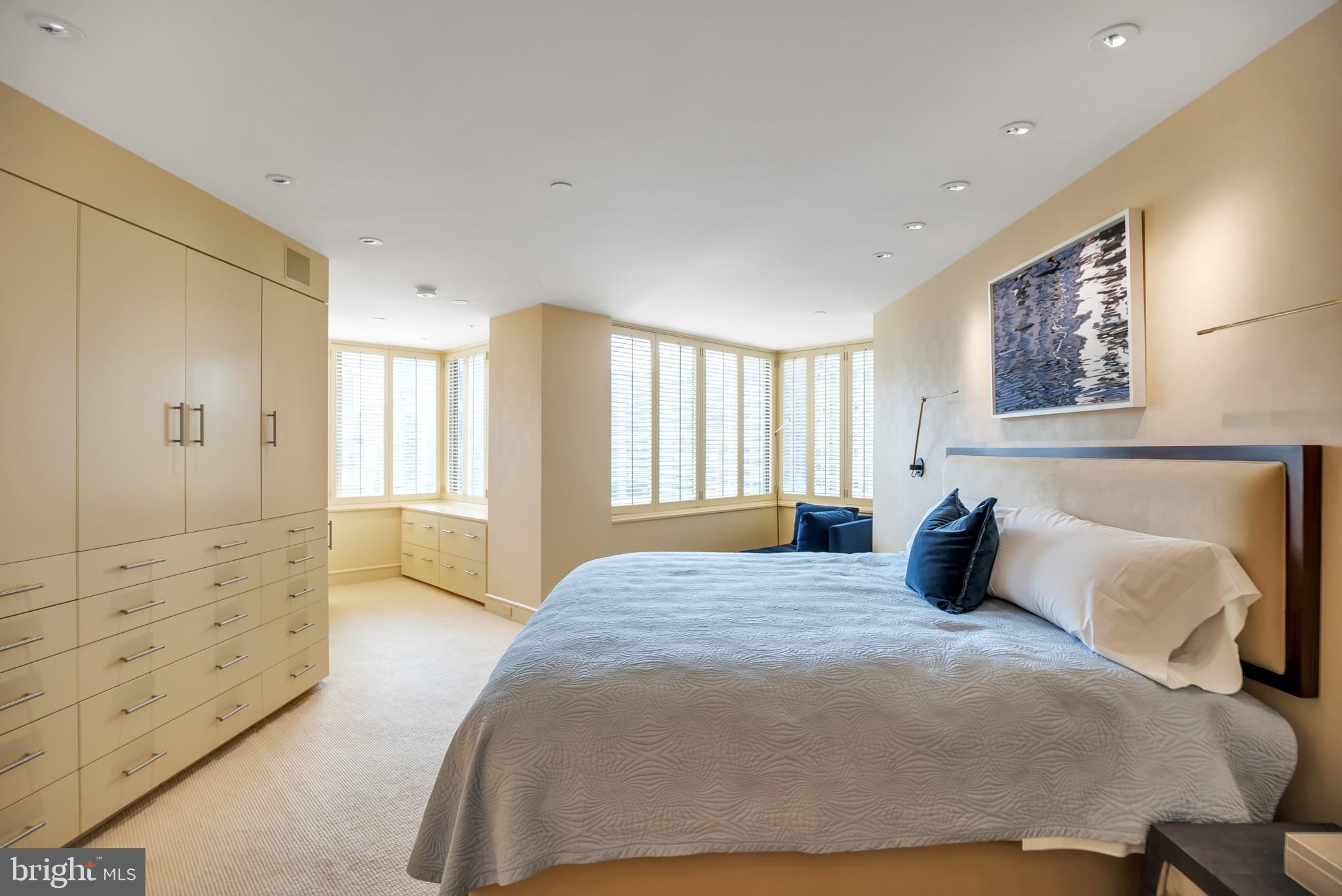 202 West Rittenhouse Square, Unit 1006 Philadelphia, PA 19103 - Photo 19 of 26 Primary Bedroom Suite