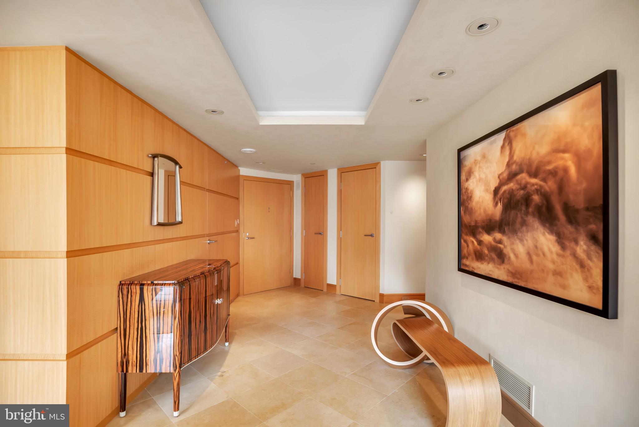 202 West Rittenhouse Square, Unit 1006 Philadelphia, PA 19103 - Photo 5 of 26 Foyer facing entrance