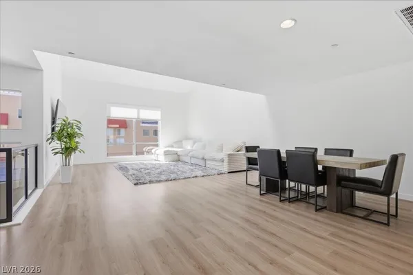 $2,250 | 250 Tower Street, Las Vegas, NV 89101