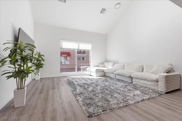 $2,250 | 250 Tower Street, Las Vegas, NV 89101