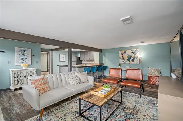 $99,000 | 435 West 104th Street, Unit E, Kansas City, MO 64114