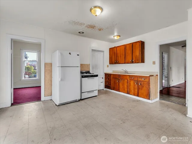an empty room with windows and closet