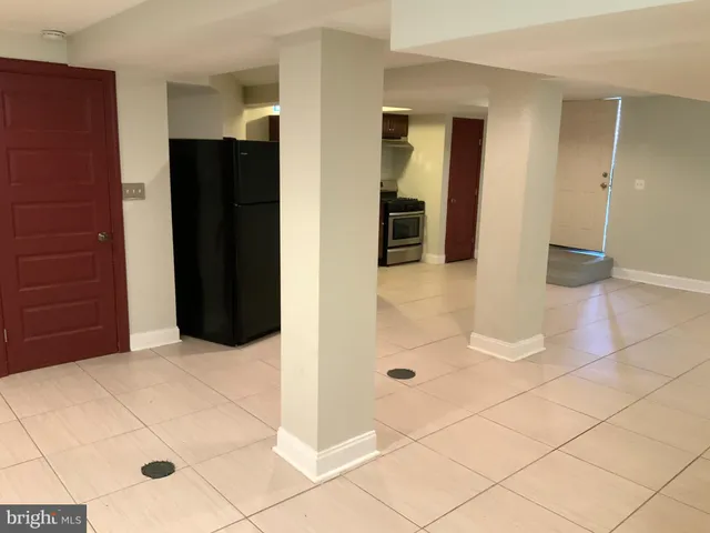 a view of entryway with bathroom