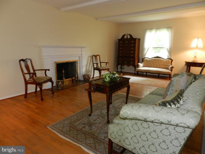 10819 Old Coach Road Potomac, MD 20854 - Photo 6 of 15 Living Room