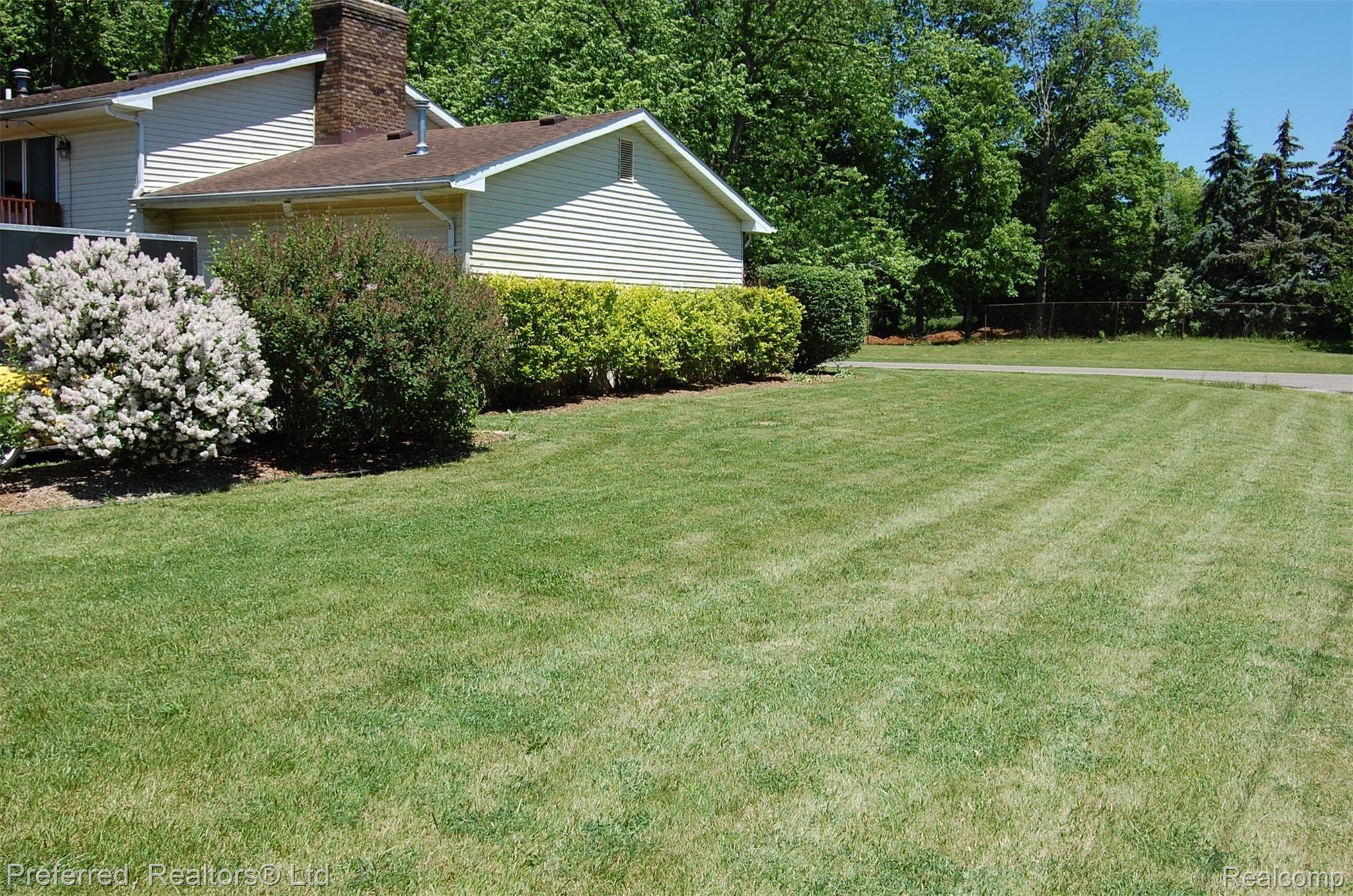 3568 Golfside Road Ypsilanti, MI 48197 - Photo 22 of 25 Side Yard