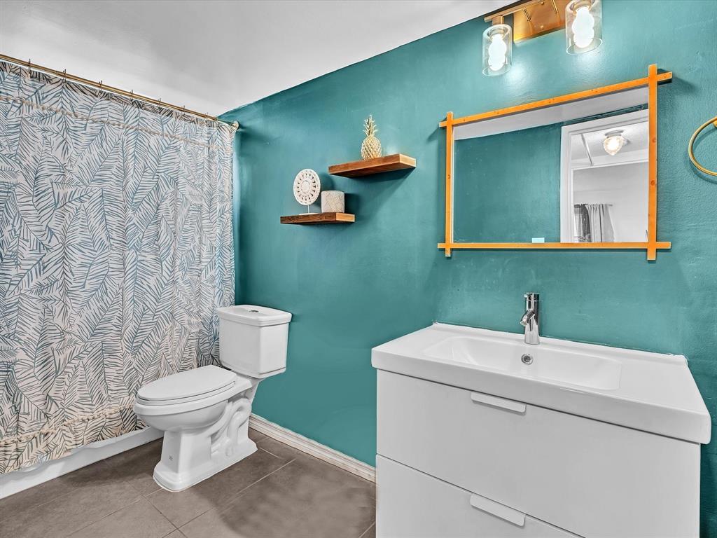 2555 Northeast 11th Street, Unit 610 Fort Lauderdale, FL 33304 - Photo 21 of 33 a bathroom with a toilet sink and mirror