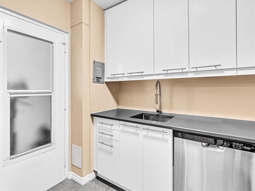 2555 Northeast 11th Street, Unit 610 Fort Lauderdale, FL 33304 - Photo 5 of 33 a close view of wooden cabinets