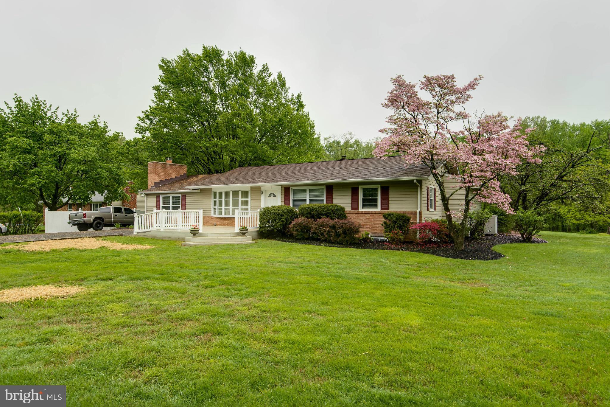 856 Maple Road Gambrills, MD 21054 - Photo 2 of 30 Large Front Yard