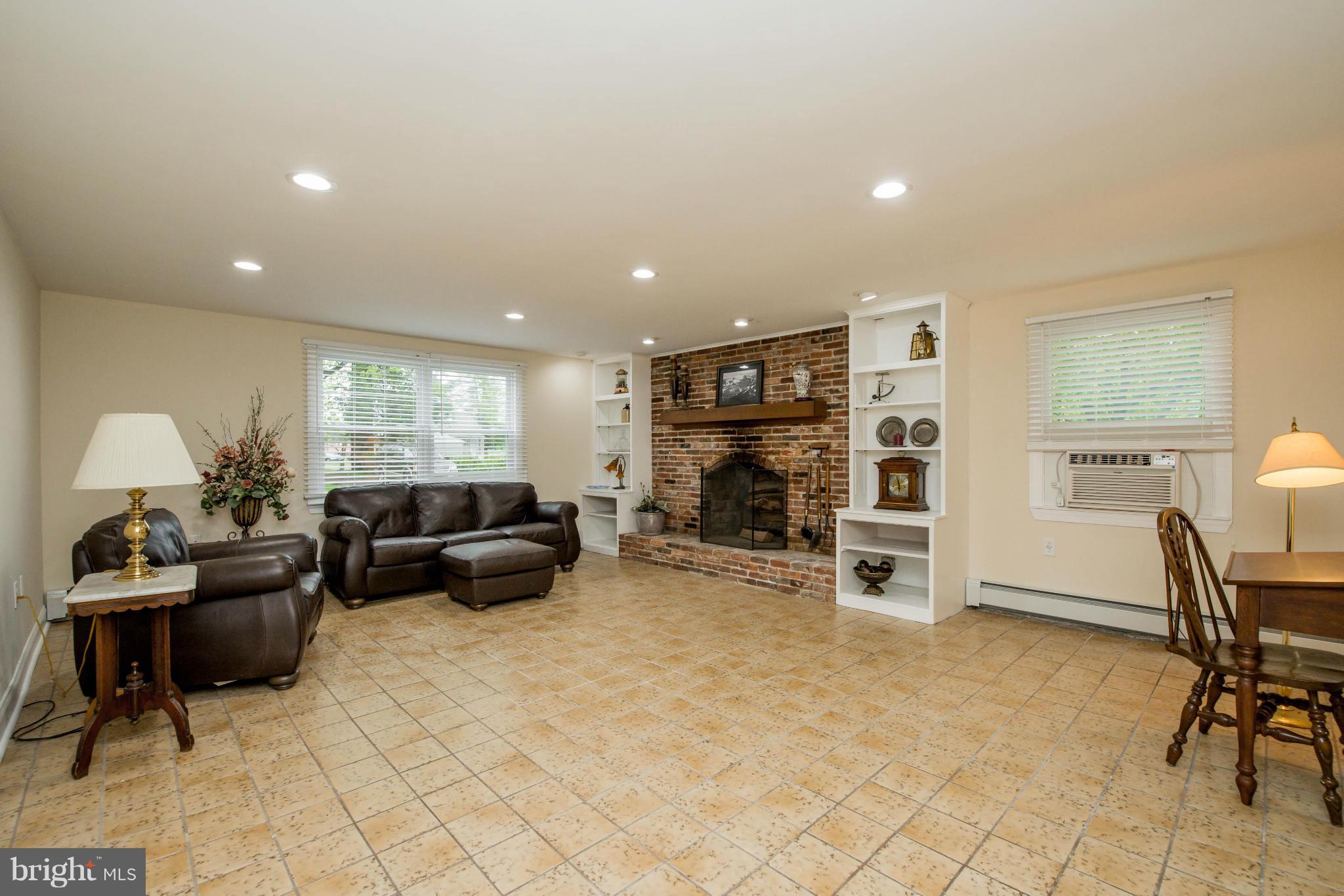 856 Maple Road Gambrills, MD 21054 - Photo 13 of 30 Cozy Family Room