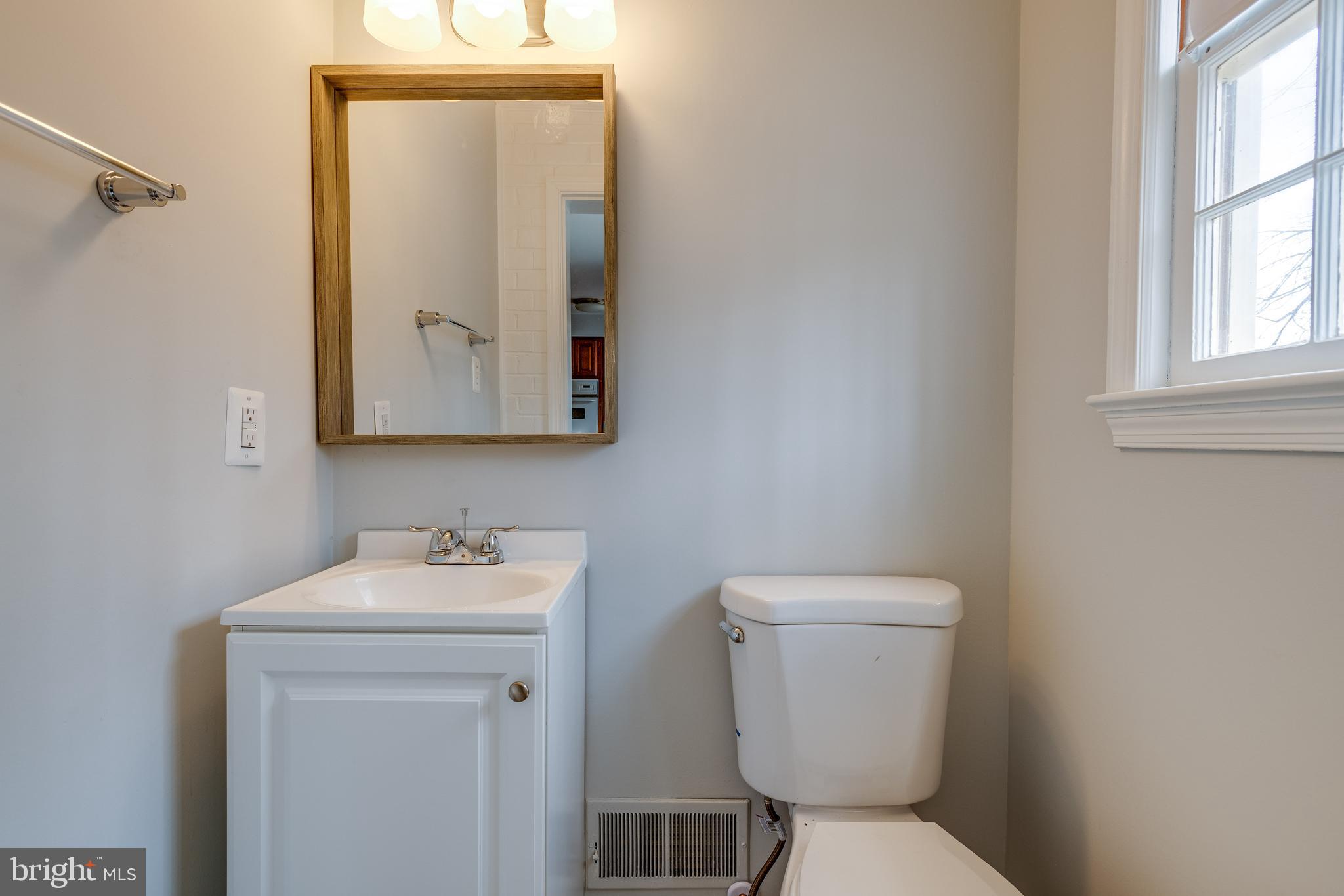 6902 Sydenstricker Road Springfield, VA 22152 - Photo 8 of 28 1/2 Bath Main Level