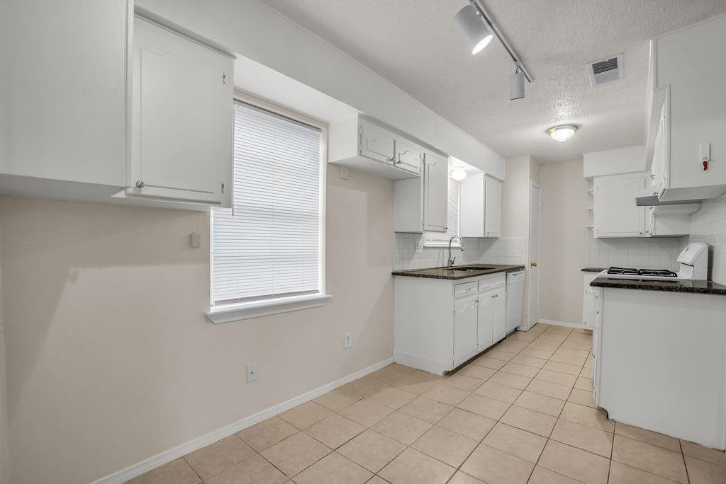 1833 Mill Pond Road Garland, TX 75044 - Photo 13 of 28