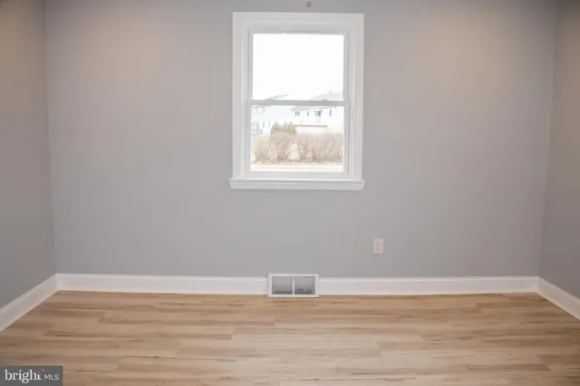 a view of a window in an empty room