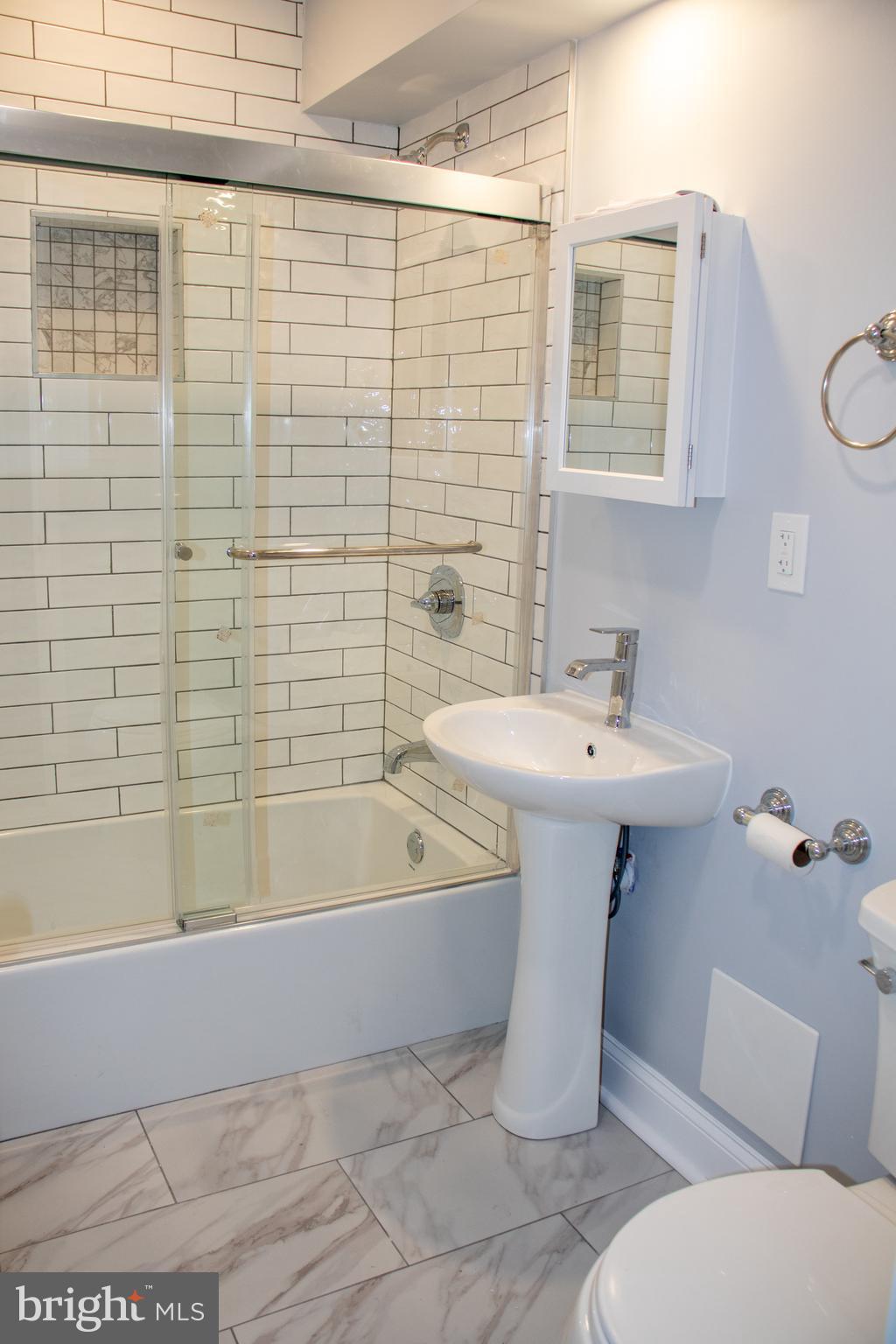 952 Columbus Road Burlington, NJ 08016 - Photo 26 of 36 a bathroom with a sink a toilet and shower