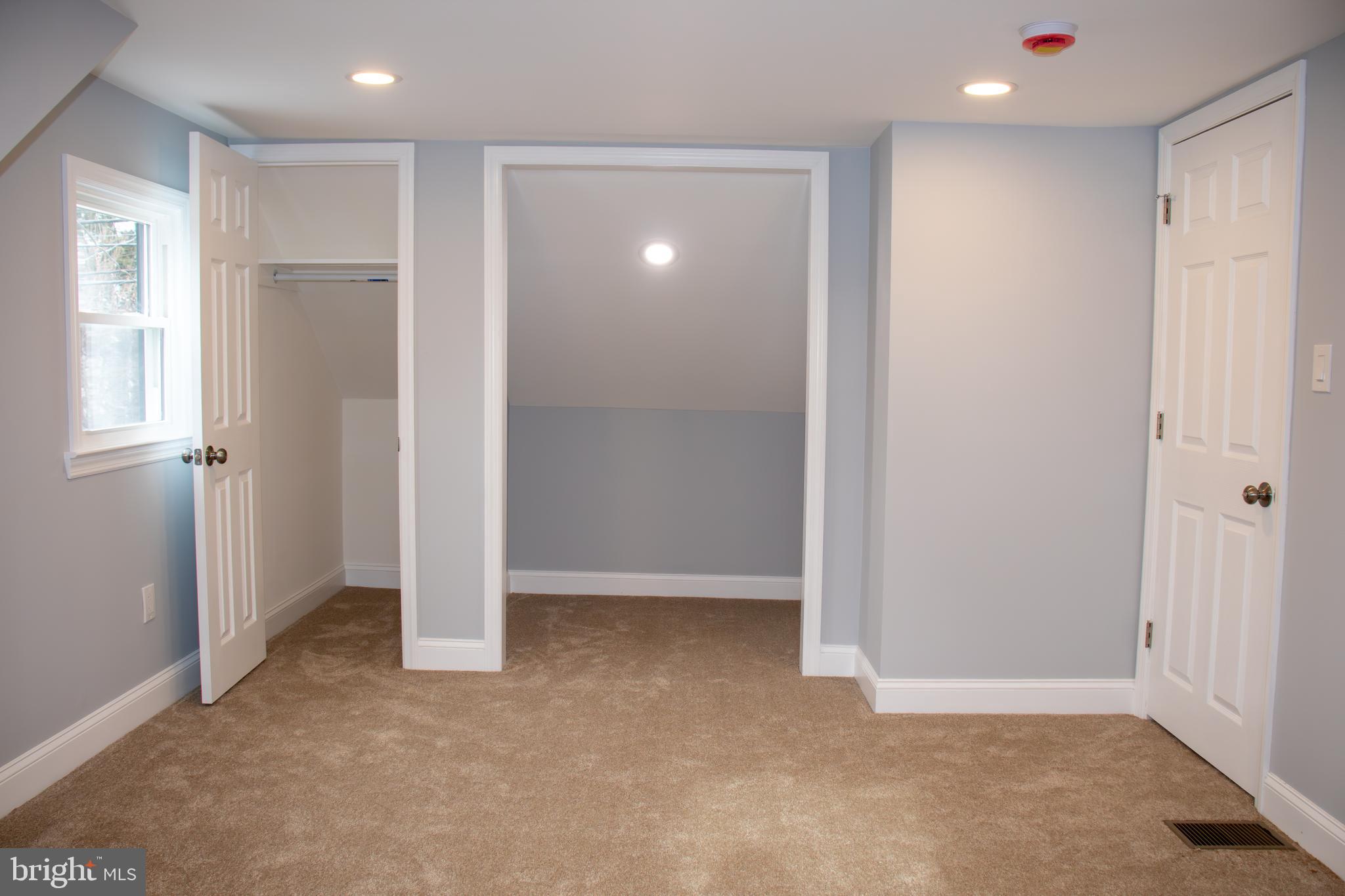 952 Columbus Road Burlington, NJ 08016 - Photo 29 of 36 an empty room with closet and windows