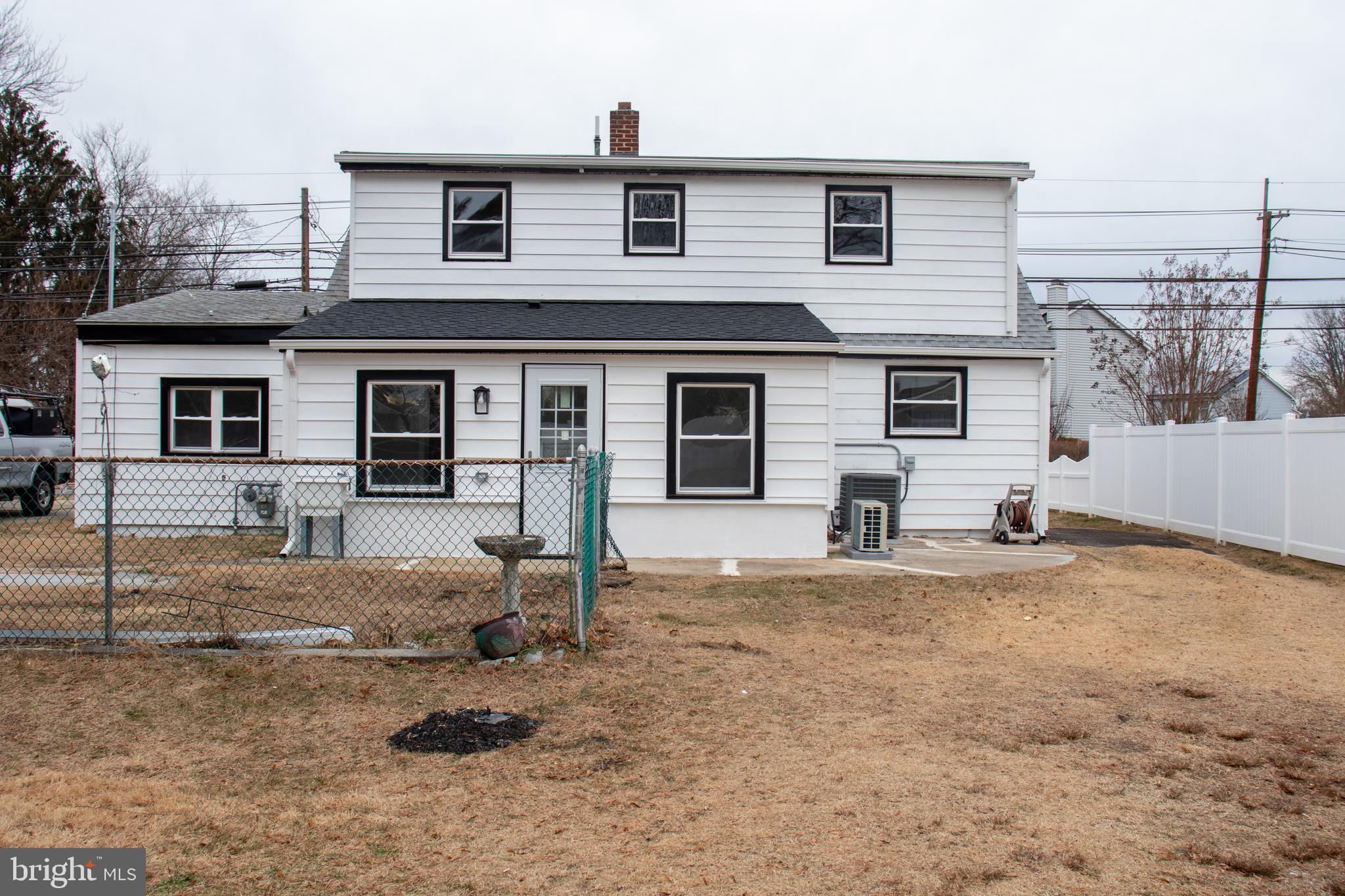 952 Columbus Road Burlington, NJ 08016 - Photo 3 of 36 a front view of a house with a patio